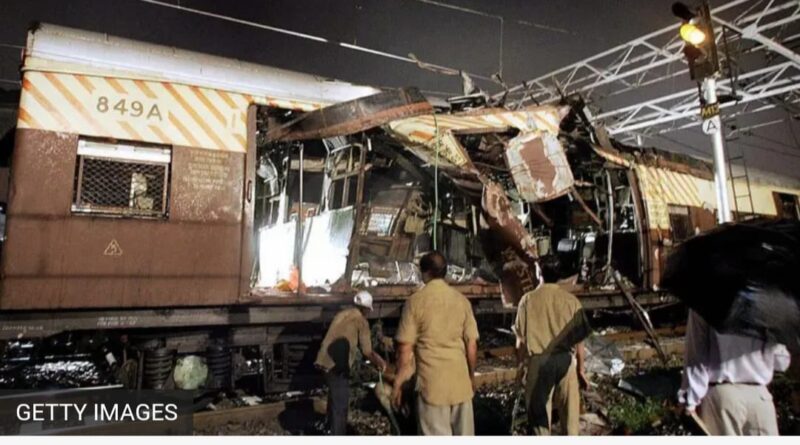 मुंबई लोकल ट्रेन धमाकों के बाद घटनास्थल पर मौजूद पुलिस और बचाव दल की तस्वीर