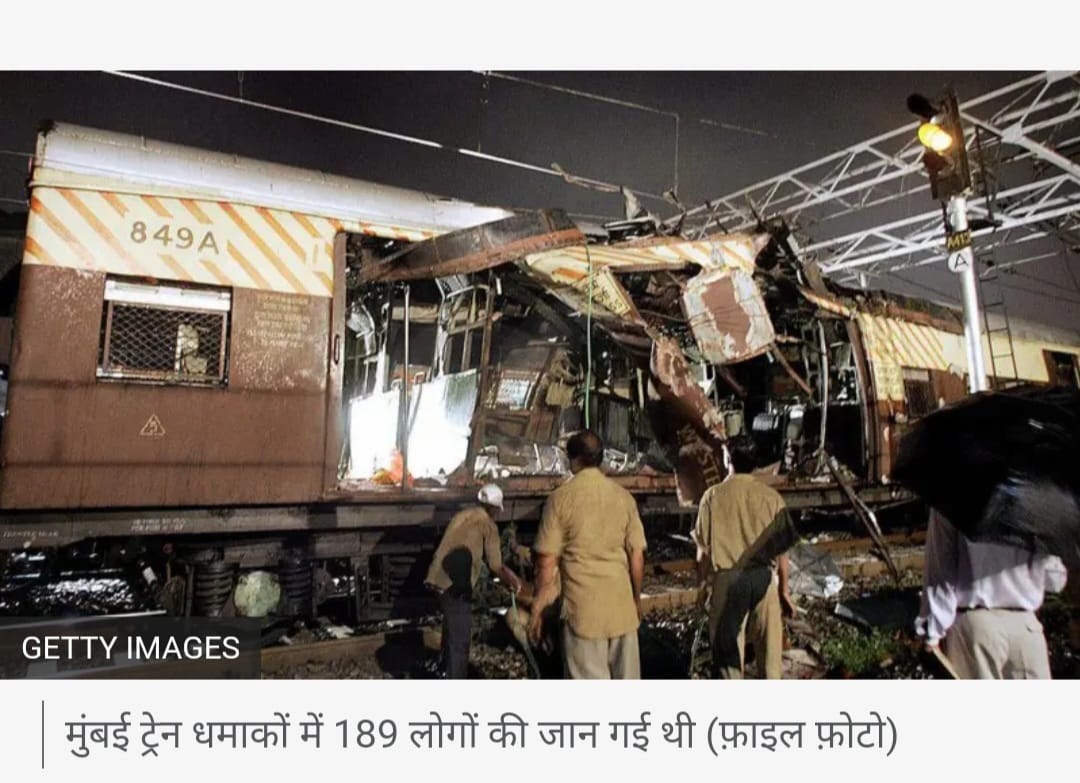 मुंबई लोकल ट्रेन धमाकों के बाद घटनास्थल पर मौजूद पुलिस और बचाव दल की तस्वीर