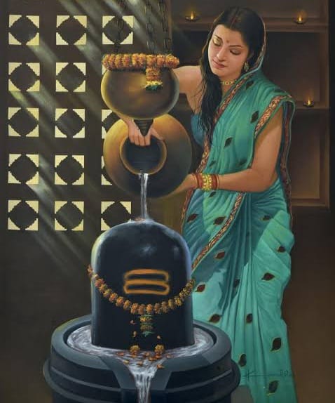 महिला पारंपरिक रूप से शिवलिंग पर जलाभिषेक करती हुई