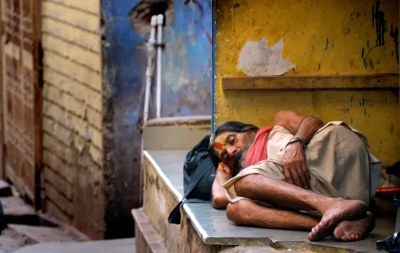 श्री बांके बिहारी मंदिर के पास स्थानीय लोग अपने पुराने घरों में