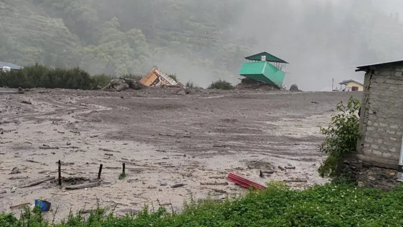 धराली गांव में बादल फटने से बहे होटल और मलबे में डूबा पूरा इलाका, उत्तरकाशी, उत्तराखंड (अगस्त 2025)