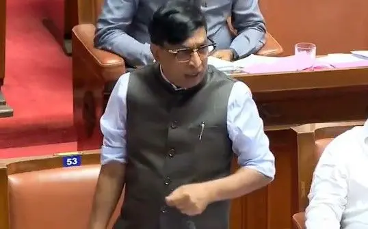 कर्नाटक एमएलसी एस.एल. भोजेगौड़ा विधान परिषद में 2800 आवारा कुत्तों को मरवाने का बयान देते हुए