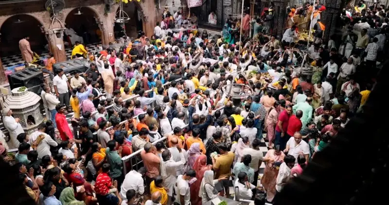 श्रद्धालु श्री बांके बिहारी मंदिर में दर्शन करते हुए