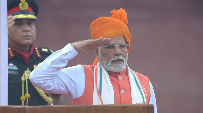 प्रधानमंत्री नरेंद्र मोदी लाल किले की प्राचीर से स्वतंत्रता दिवस 2025 पर देश को संबोधित करते हुए।