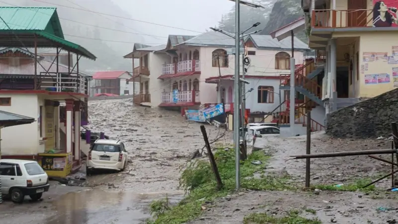 उत्तरकाशी के धराली गांव में बादल फटने के बाद बहते होटल और मलबे में डूबा बाजार क्षेत्र