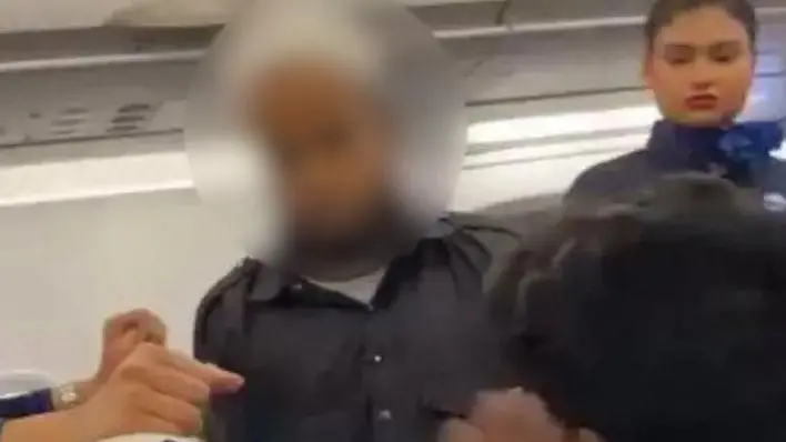 IndiGo फ्लाइट में सहयात्री को थप्पड़ मारता यात्री, फ्लाइट क्रू हस्तक्षेप करते हुए।