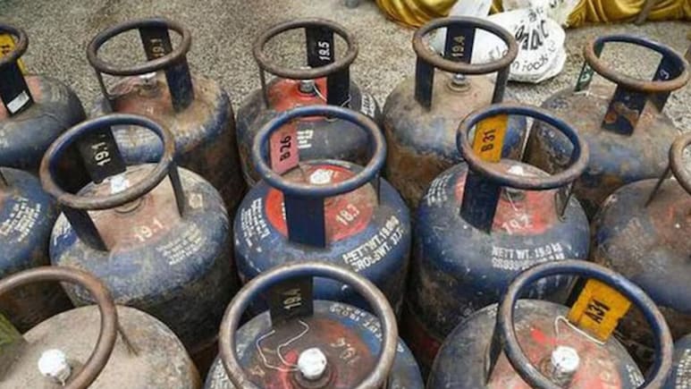 "1 अगस्त 2025 से कमर्शियल एलपीजी सिलेंडर की नई रेट लिस्ट - दिल्ली, मुंबई, कोलकाता और चेन्नई के दाम घटे"