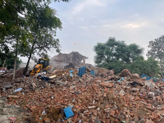 कुशीनगर एयरपोर्ट विस्तार के लिए अवैध मकानों की ध्वस्तीकरण कार्रवाई।