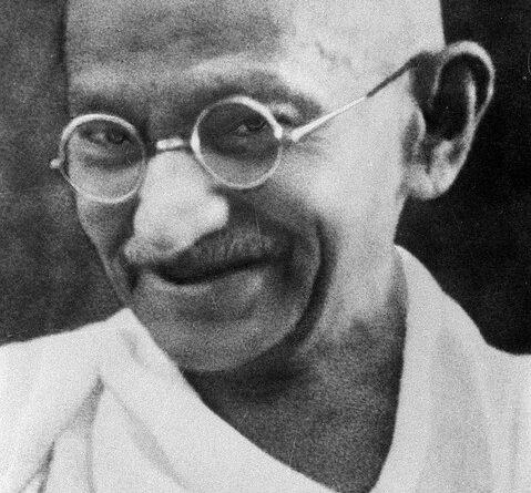 15 अगस्त 1947 को कलकत्ता में अनशन करते महात्मा गांधी, हिंदू-मुस्लिम दंगों को रोकने का प्रयास करते हुए