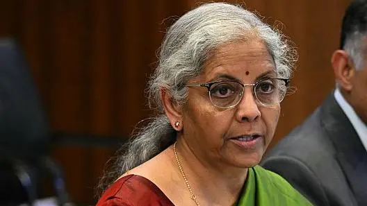 "वित्त मंत्री निर्मला सीतारमण जीएसटी काउंसिल बैठक में नई दरों की घोषणा करती हुईं – अब केवल 5% और 18% स्लैब रहेंगे, 12% और 28% खत्म"