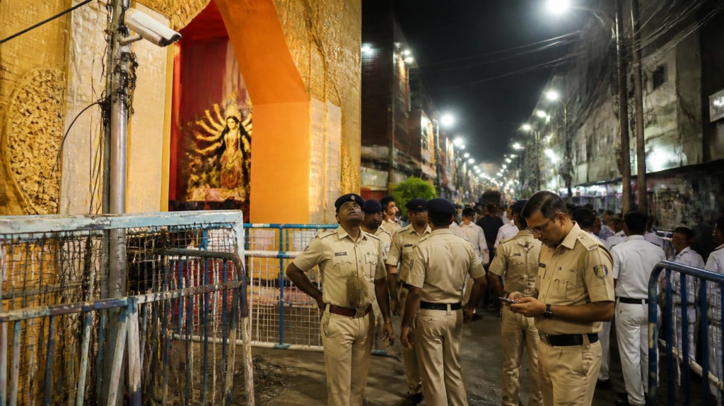 চোরবাগান দুর্ঘটনার তদন্তে কলকাতা পুলিশের দৃশ্য